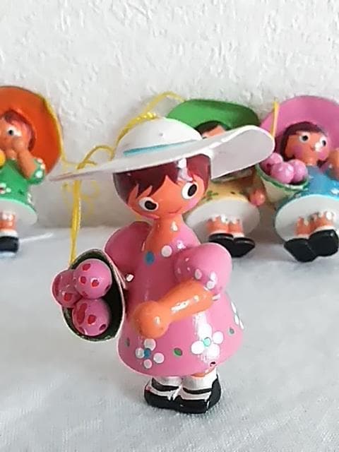 ドイツ　エルツ　木製　花束持った女の子5人　色違いお洋服とお帽子　クリスマス