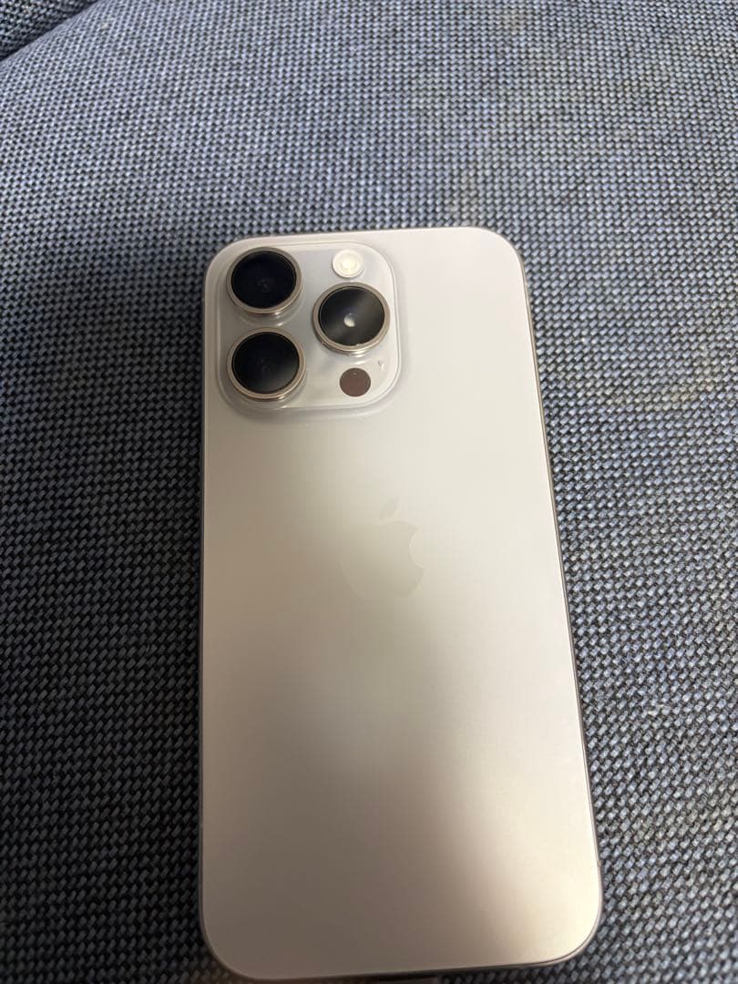 iPhone 15 pro ナチュラルチタニウム　simフリー