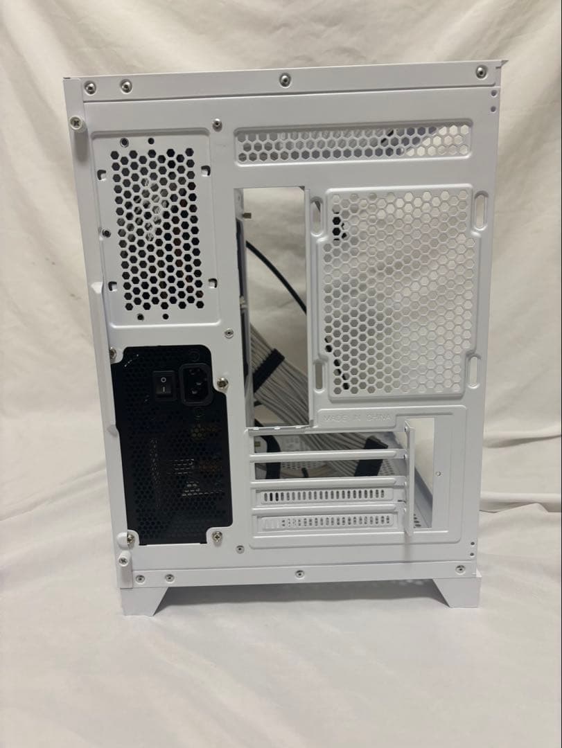 ホワイト強化ガラス ピラーレスPCケース RGBファン、電源付き