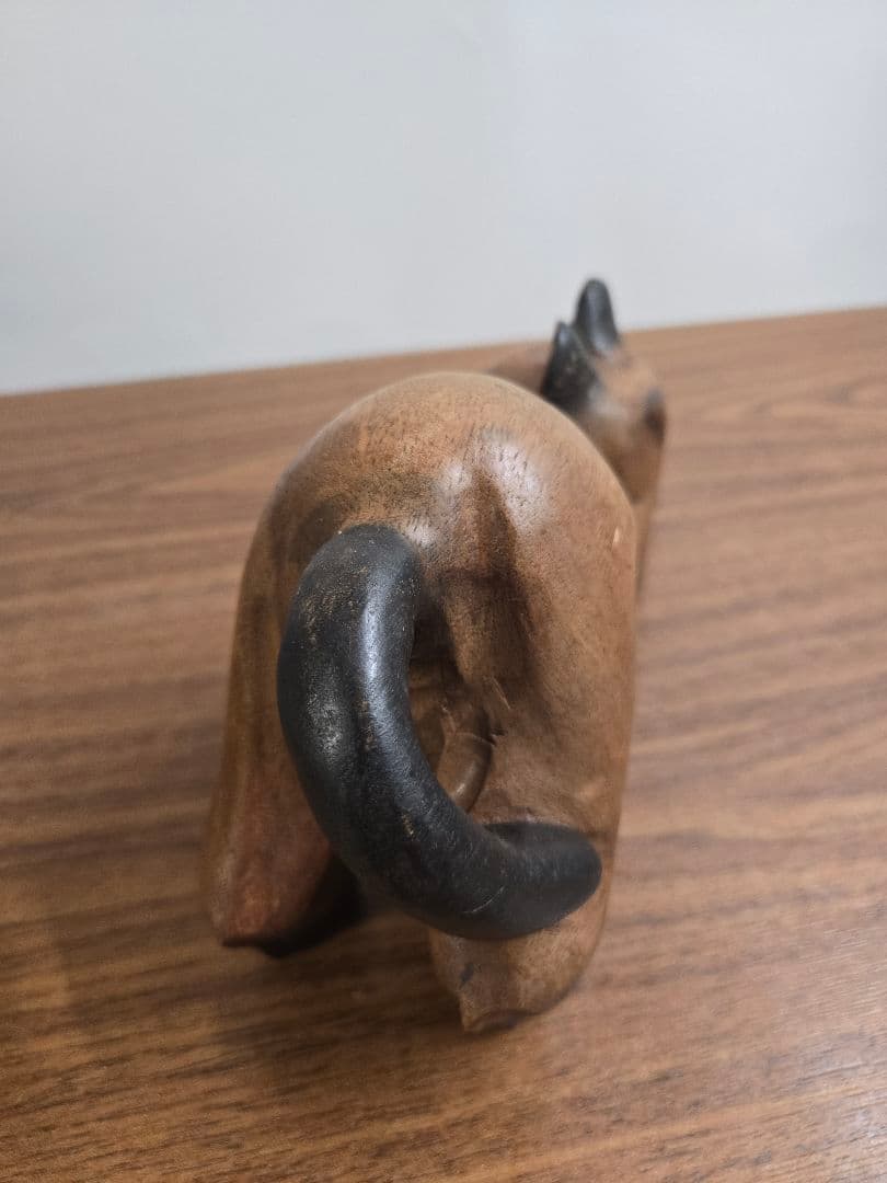 木製 猫の彫刻 茶色と黒